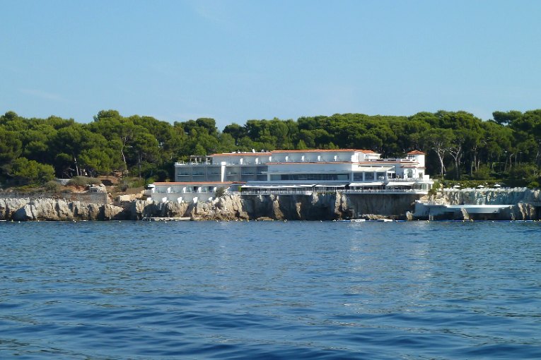 Le pavillon Eden-Roc face à la Méditerranée