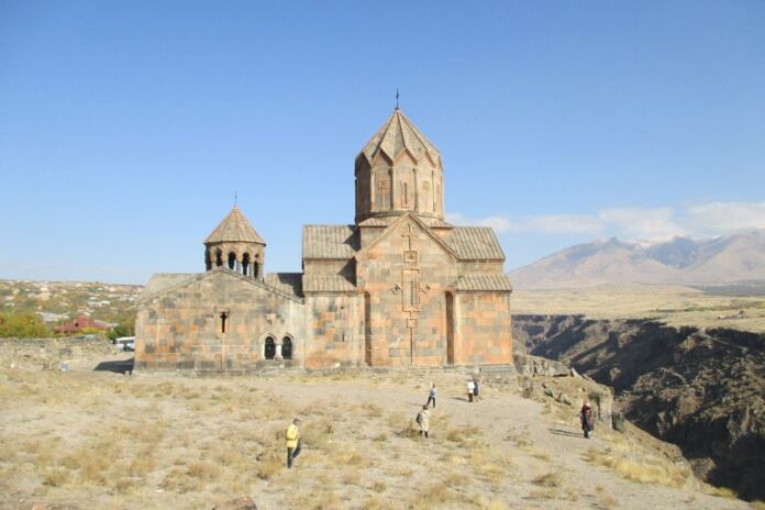 Monastère arménien au bord d’un canyon