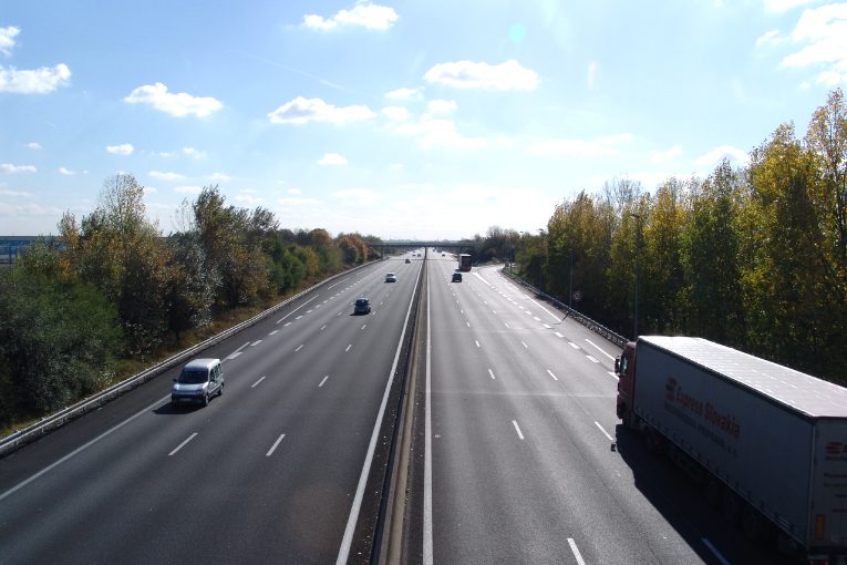 Voitures sur l’autoroute A10