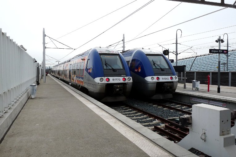 Trains régionaux à quai en gare d’Avignon