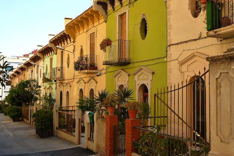 Rue colorée du quartier de Les Corts à Barcelone