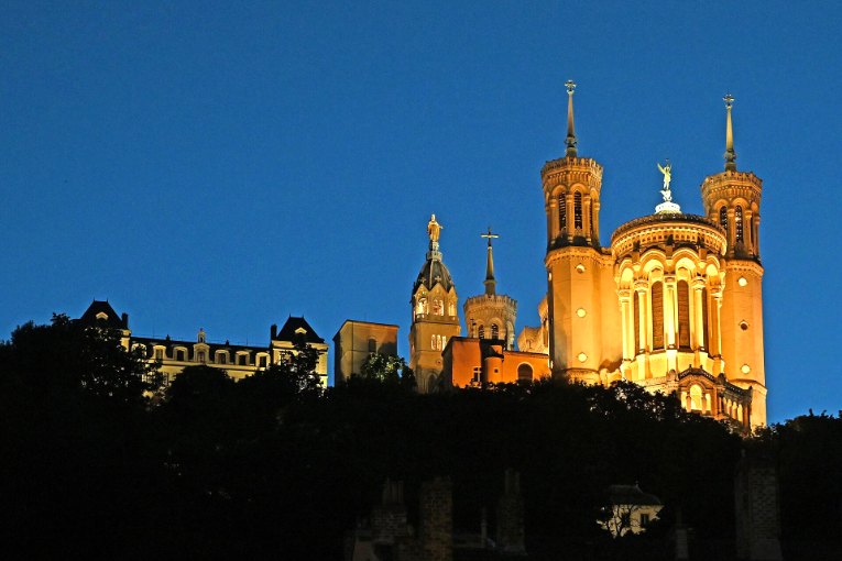 La basilique Notre-Dame de Fourvière illuminée à Lyon