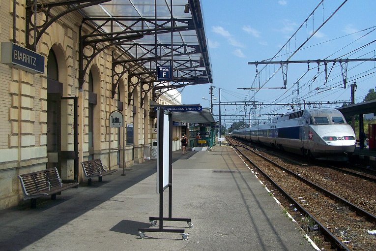 Un TGV à quai en gare de Biarritz