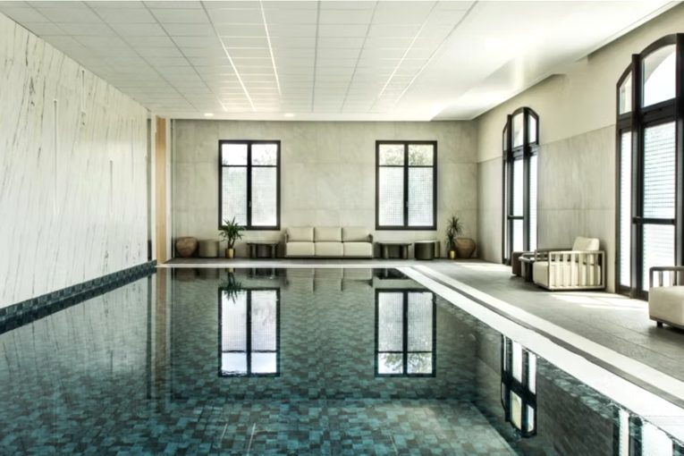 La piscine intérieure chauffée