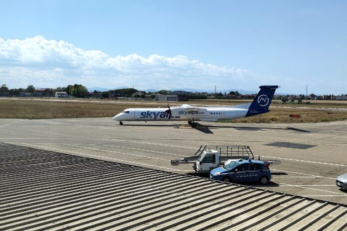 Dash 8-400 de SkyAlps au roulage