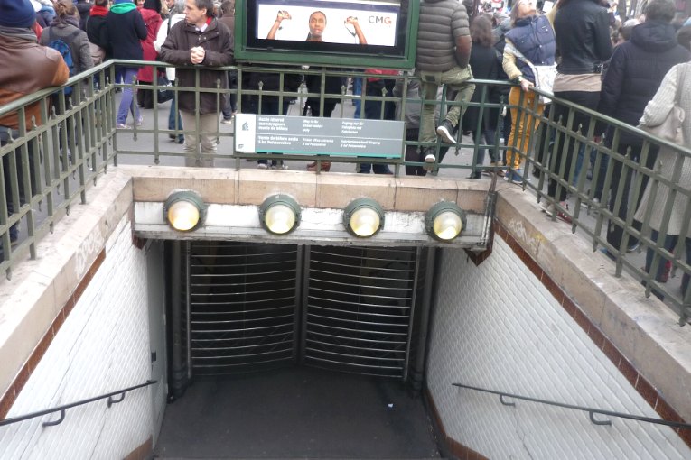 Entrée de station de métro fermée à Paris un jour de manifestation
