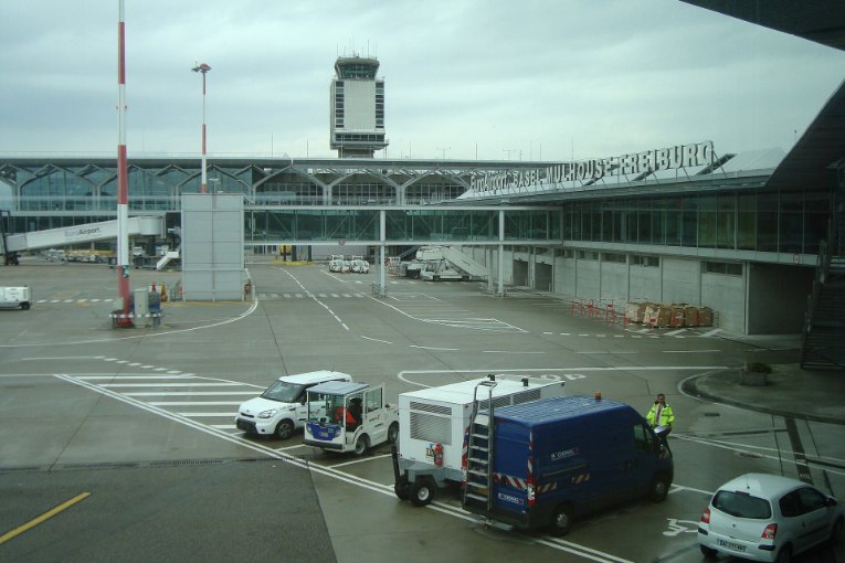 Le tarmac et la tour de contrôle de l’EuroAirport