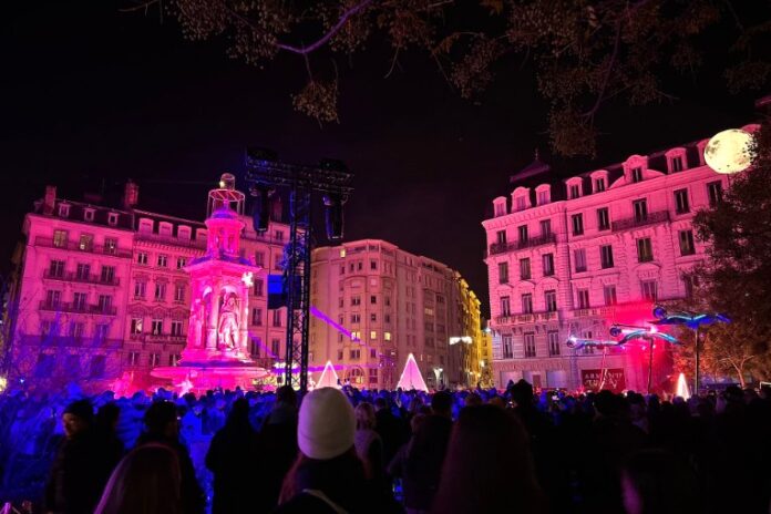 Façade illuminée pendant la Fête des Lumières de Lyon