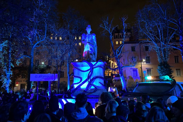 Installation lumineuse sur une place de Lyon pendant la Fête des Lumières