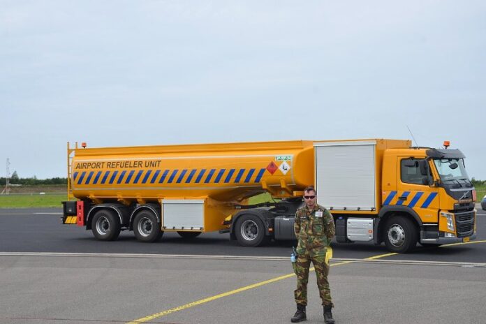 Camion d’avitaillement en carburant sur un aéroport