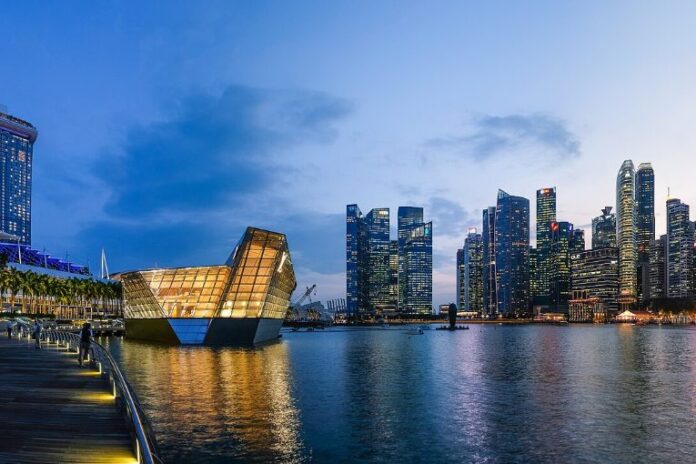 La baie de Marina Bay à Singapour au crépuscule