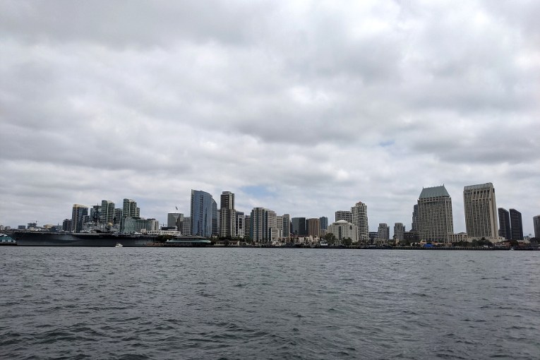 Gratte-ciel du centre de San Diego au bord de la baie