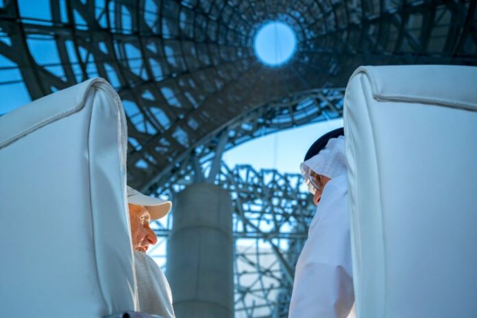 Sous les cônes monumentaux du Guggenheim Abu Dhabi