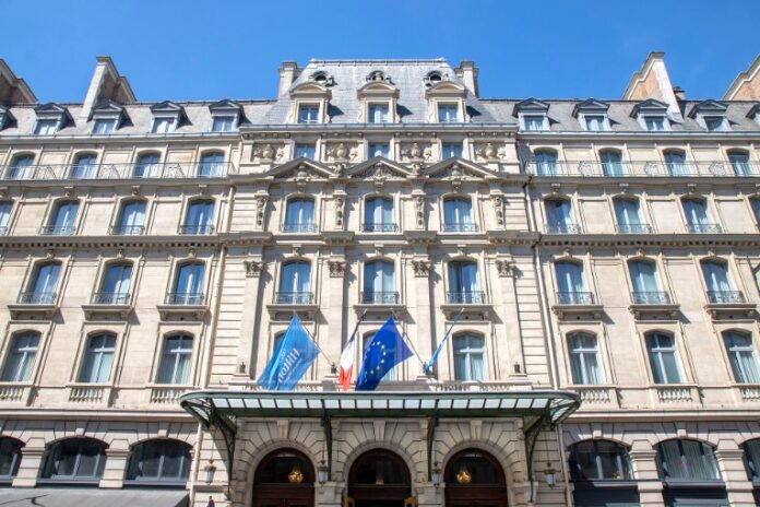 Façade de l'hôtel Hilton Paris Opéra, rue Saint-Lazare à Paris