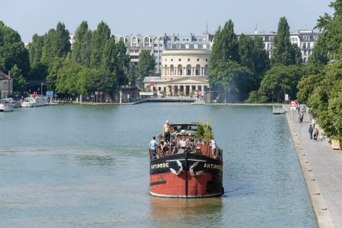 Le bassin de la Villette, à Paris (19e), avec une péniche à quai