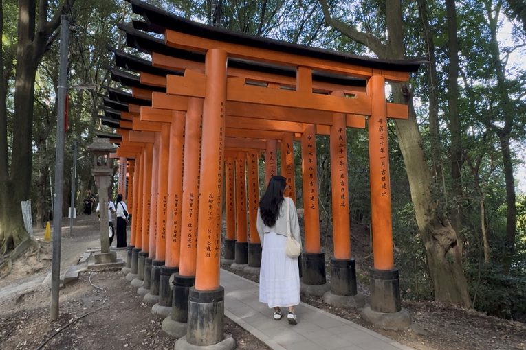 Allée de torii vermillon au sanctuaire Fushimi Inari à Kyoto