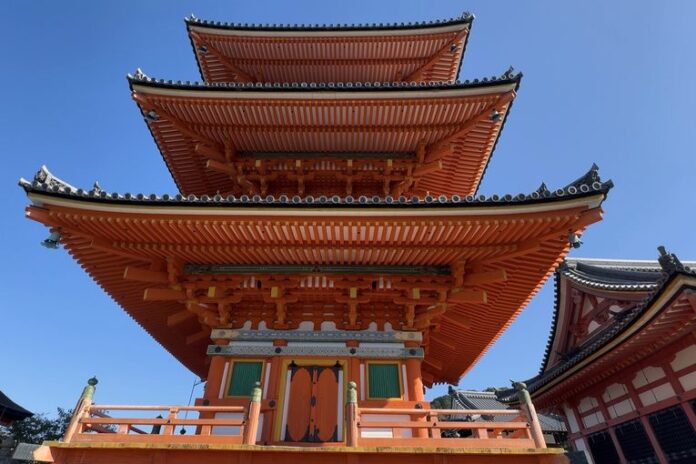 Pagode vermillon du temple Kiyomizu-dera à Kyoto
