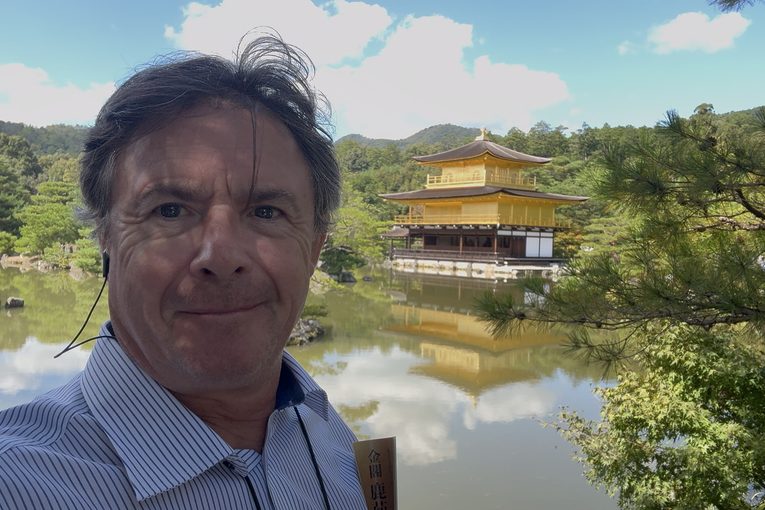 Benoît Tredez devant le Pavillon d’Or de Kyoto