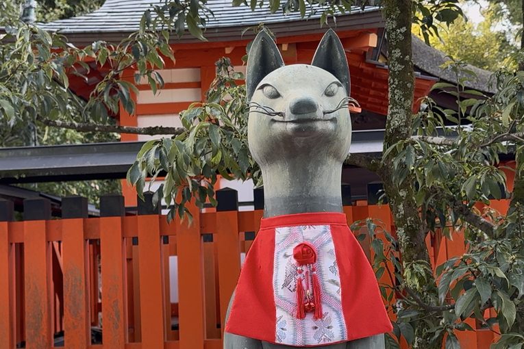 Statue de renard kitsune dans un sanctuaire de Kyoto