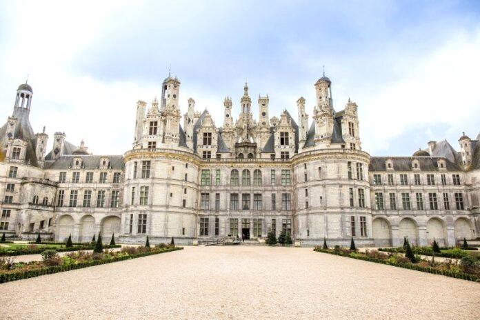 La façade du château de Chambord, qui fête Noël sur le thème de Gargantua en 2026