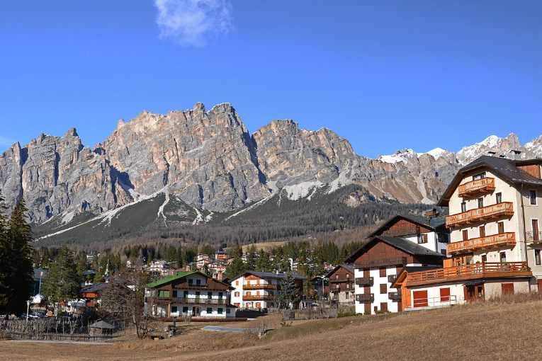 Cortina d'Ampezzo au pied des Dolomites
