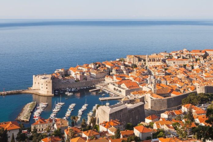 La vieille ville de Dubrovnik et ses remparts au bord de l'Adriatique
