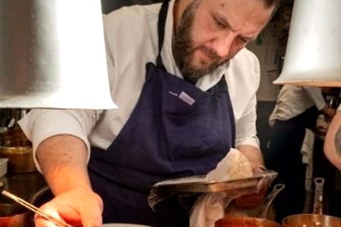 Le chef Lucas Felzine en cuisine aux Petits Parisiens