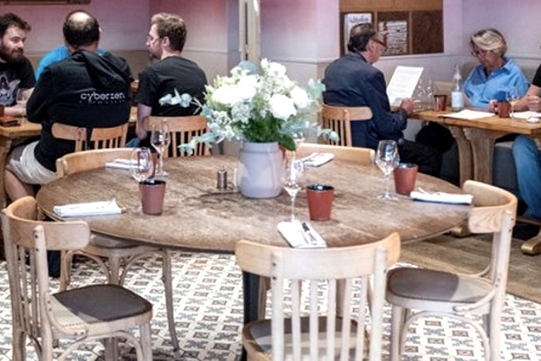 Salle du restaurant Les Petits Parisiens à Paris