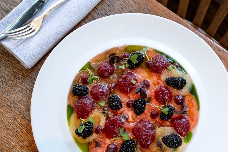 Entrée de saison aux mûres servie aux Petits Parisiens