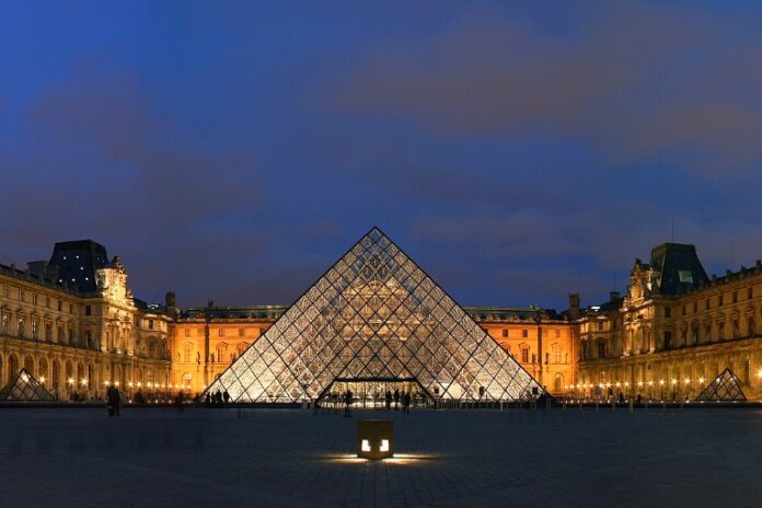 La cour Napoléon et la pyramide du Louvre de nuit