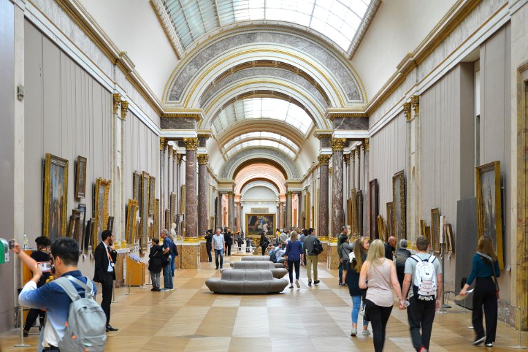 Visiteurs dans la Grande Galerie du musée du Louvre