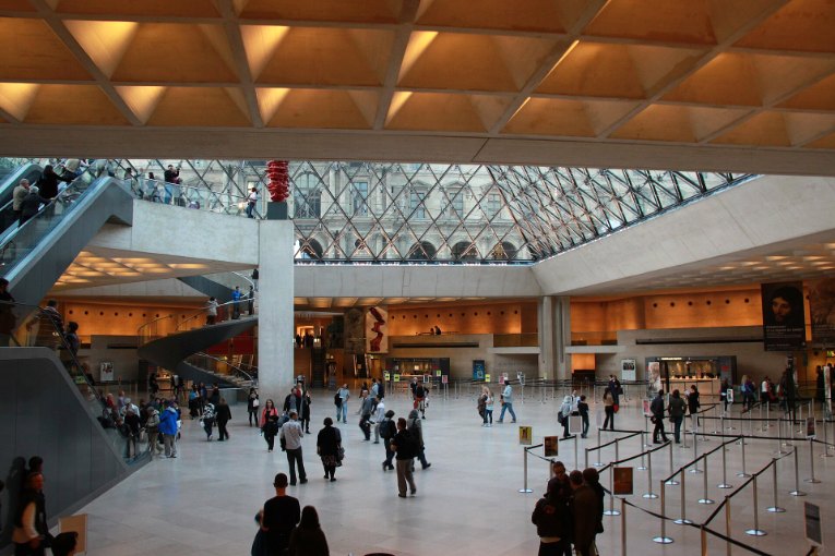 Le hall Napoléon sous la pyramide du Louvre