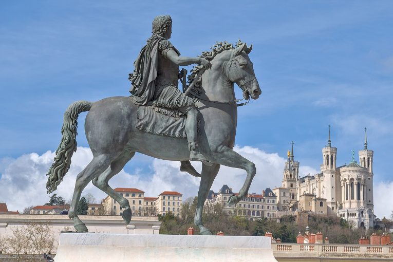 Statue de Louis XIV place Bellecour et colline de Fourvière