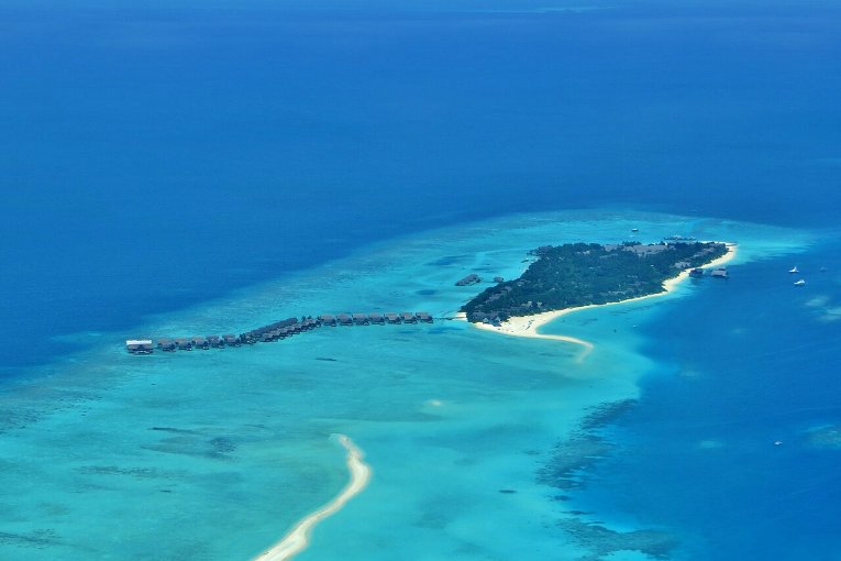 Île-hôtel des Maldives vue du ciel