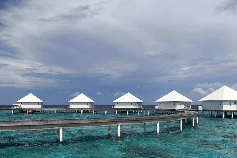 Pontons et villas sur l’eau dans un lagon des Maldives