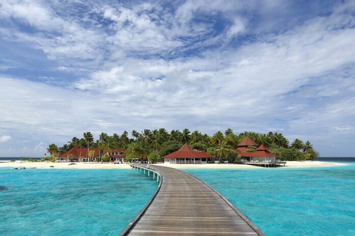 Villas sur pilotis sur un atoll des Maldives