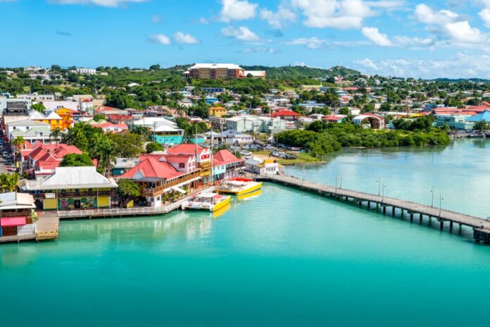 Front de mer coloré d’une ville portuaire des Caraïbes, destination de la Collection 2027 de Nouvelles Frontières