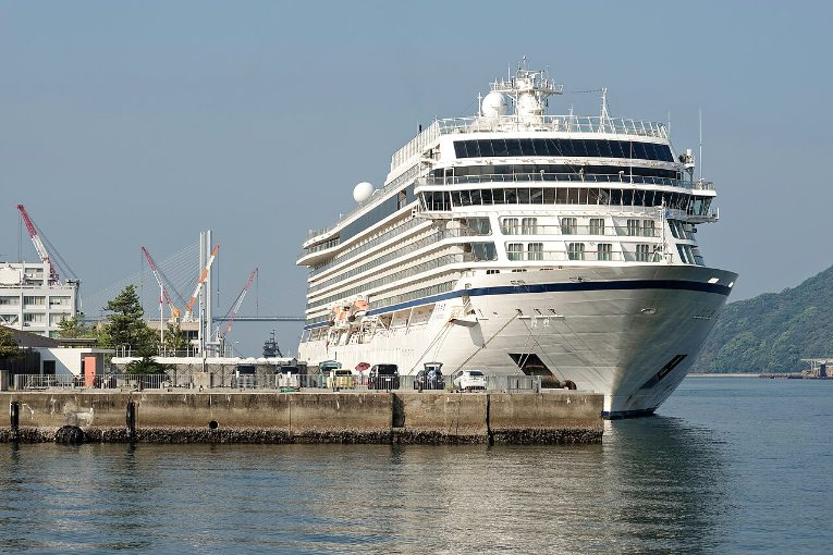 Paquebot de croisière à quai