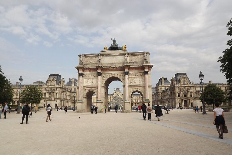 L’arc de triomphe du Carrousel devant le Louvre