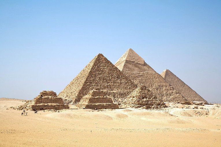 Les pyramides de Gizeh, aux portes du Caire