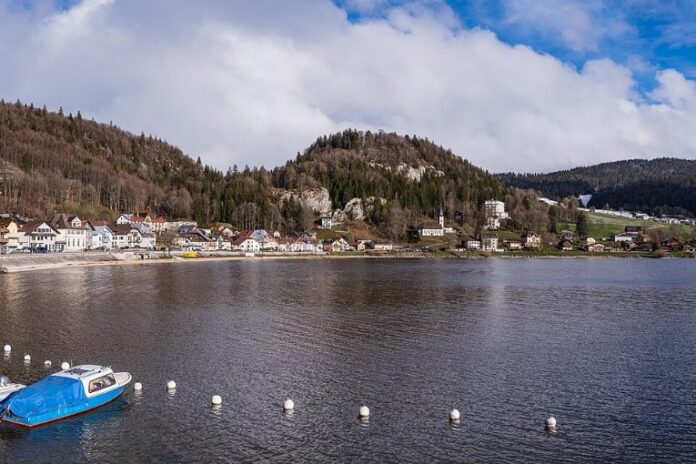 Le lac de Joux vu depuis Le Pont, dans la vallée de Joux en Suisse