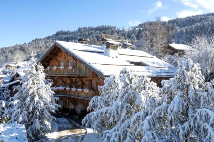 Chalet Relais & Châteaux sous la neige dans les Alpes françaises
