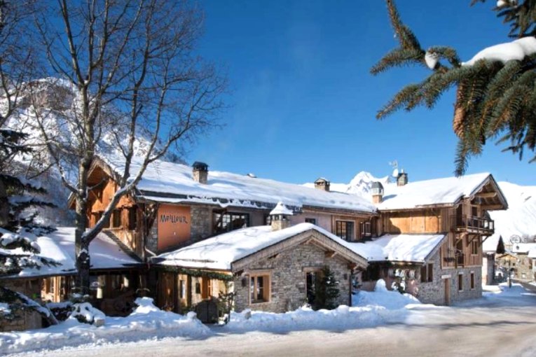 Hameau alpin enneigé d'une maison Relais & Châteaux