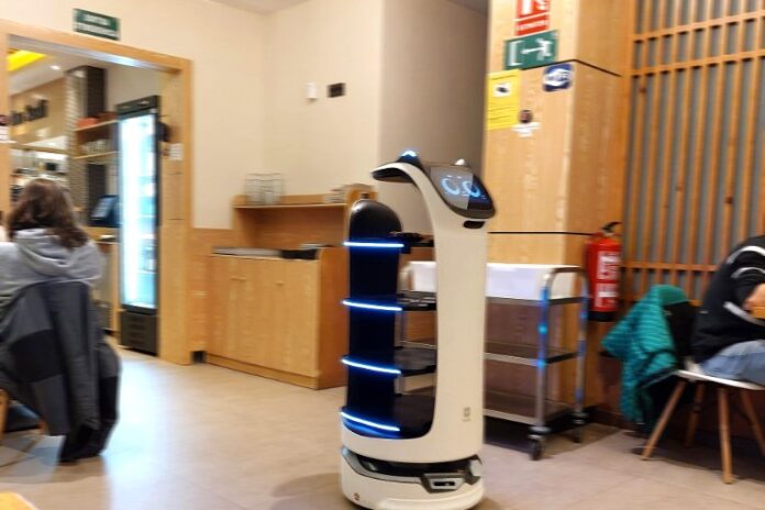 Un robot de service dans un établissement de restauration