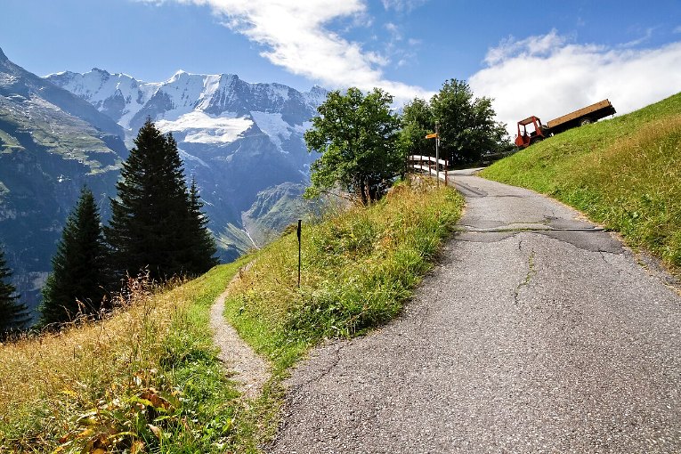 Sentier de randonnée dans les Alpes suisses, à Mürren