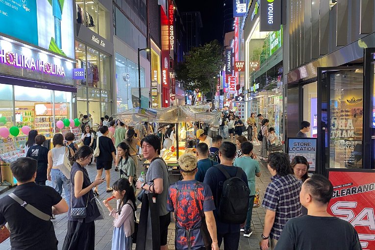 Foule au marché de nuit de Myeongdong à Séoul