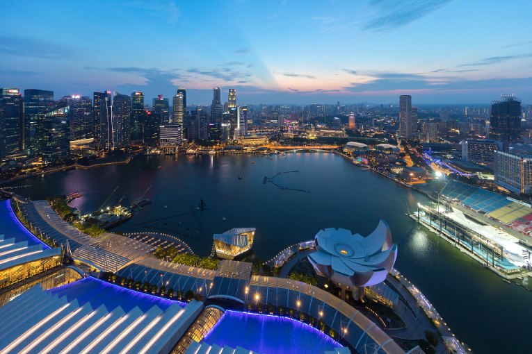 Le quartier d’affaires de Singapour au crépuscule
