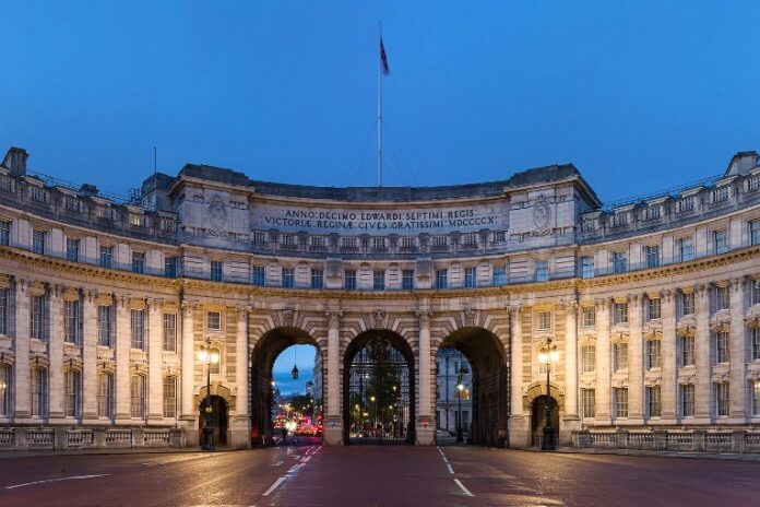 L'Admiralty Arch illuminée au crépuscule, à Londres