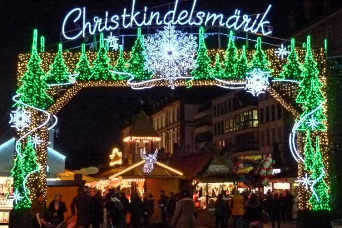 Entrée illuminée du Christkindelsmärik, place Broglie à Strasbourg