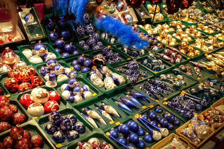 Décorations de Noël sur un chalet du Christkindelsmärik de Strasbourg